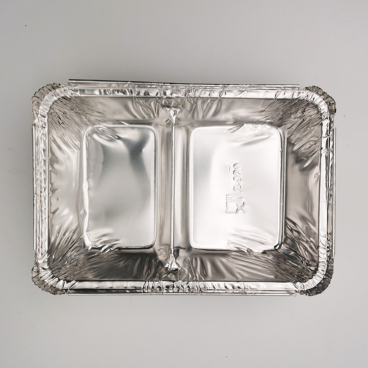 Kleines, tiefes Geschirr aus Aluminiumfolie mit zwei Gittern