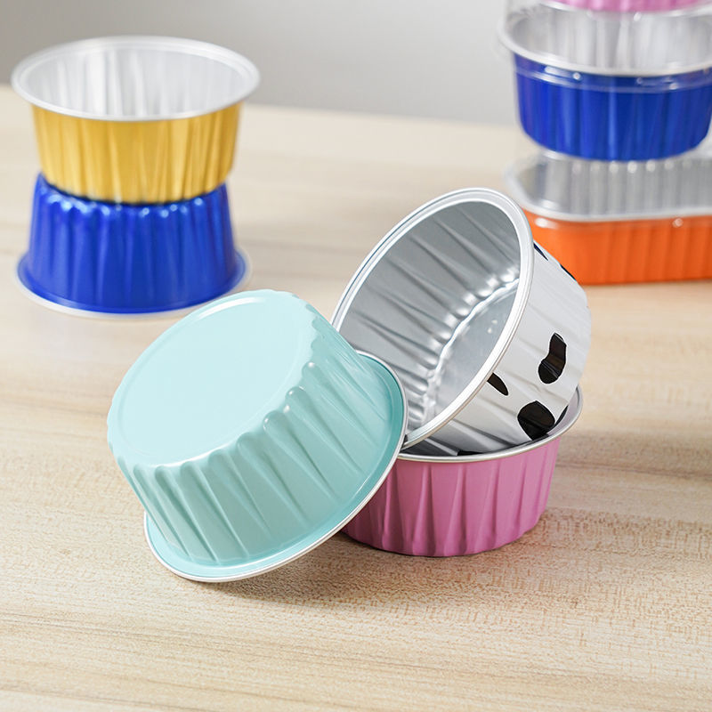 Kleine goldfarbene, verschließbare Backförmchen aus Aluminiumfolie mit Kunststoffdeckel